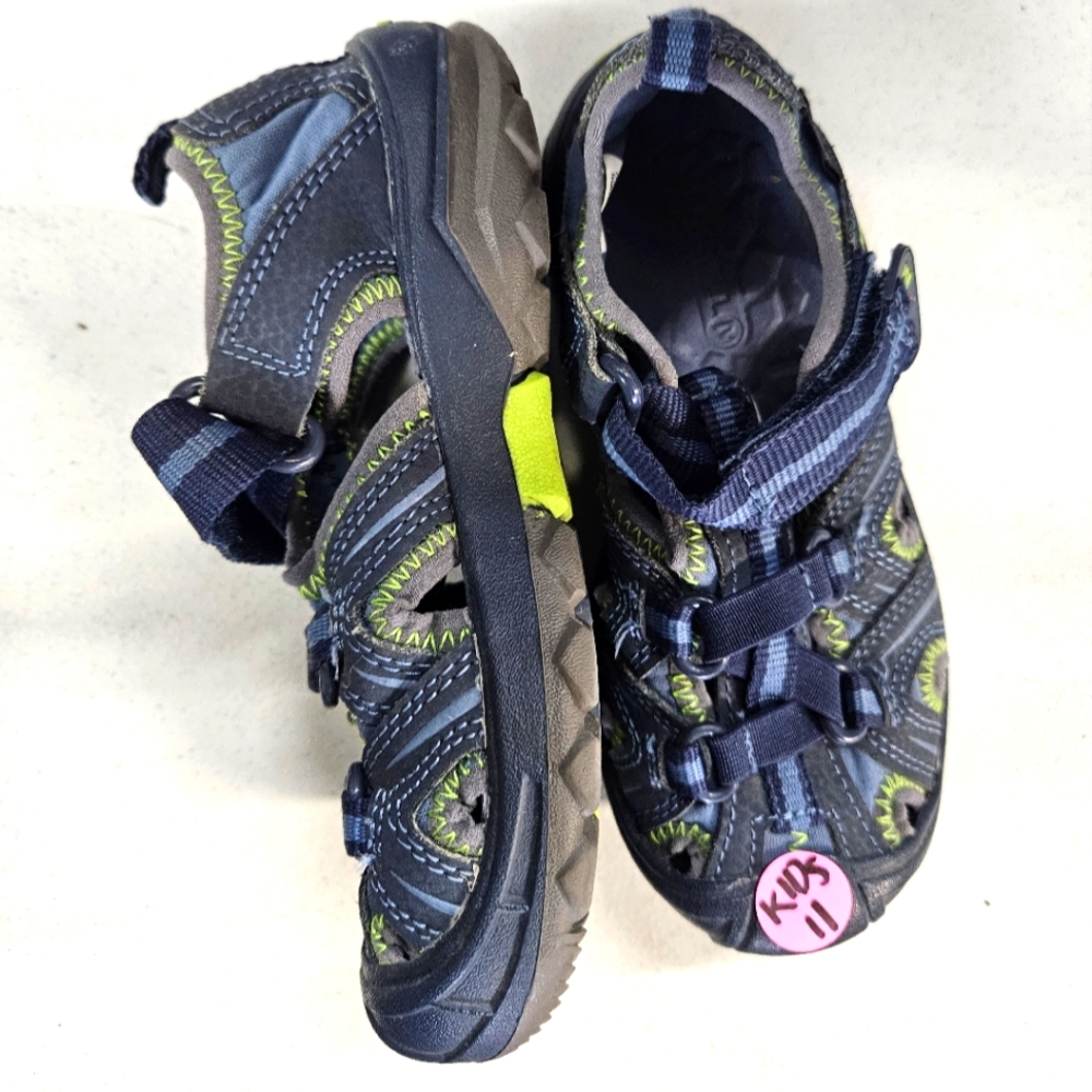Good condition Merrell boys sandal with velcro strap.
